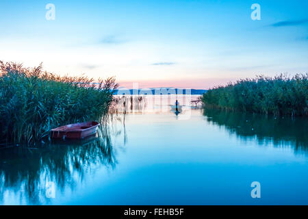 Blick auf den Sonnenuntergang am Plattensee in Ungarn Stockfoto