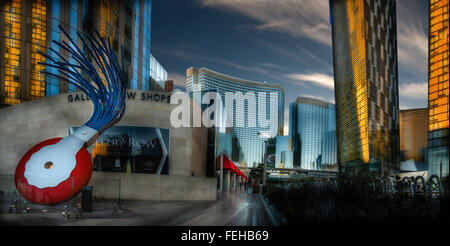 Eine dramatische Nacht Blick auf die Kunstgalerien im Aria Hotel in Las Vegas.The Bilder verfügt über eine Skulptur von Claes Oldenburg Stockfoto