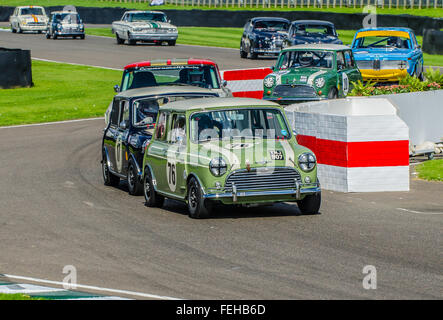 1963 Austin Mini Cooper S ist im Besitz von Nick Swift und wurde von ihm und Karun Chandhok beim Goodwood Revival 2015 gefahren Stockfoto