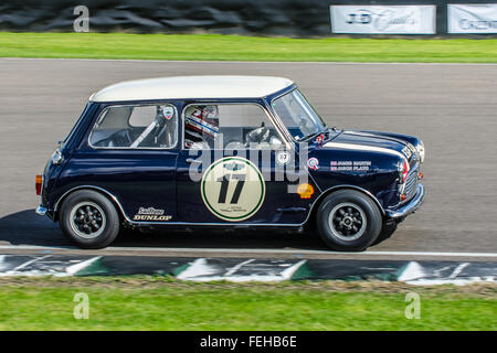 1964 Austin Mini Cooper S ist im Besitz des Fernsehkochs James Martin und wurde von ihm und Jason Plato beim Goodwood Revival 2015 gefahren Stockfoto