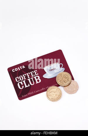 Costa Coffee Clubkarte und Münzen auf weißem Hintergrund Stockfoto