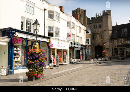 Der Marktplatz in Wells, Somerset, UK zeigt die Reihen von Geschäften, die mittellos Veranda und Wells Cathedral im Hintergrund. Stockfoto