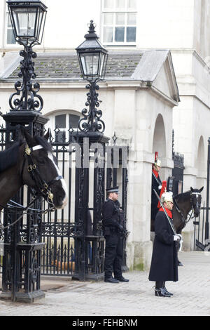 Fuß-Guard und Horse Guard außerhalb von Whitehall London mit bewaffneten Polizisten bewacht Stockfoto