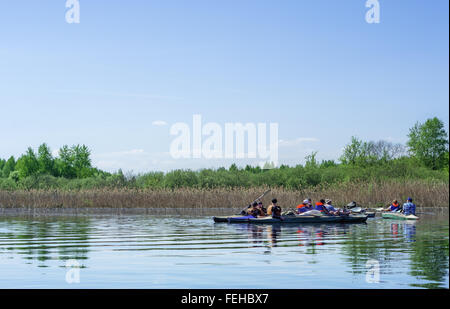 Frühling Fluss reisen Studenten Schulgruppe auf Kanus - Mai 2011. Stockfoto