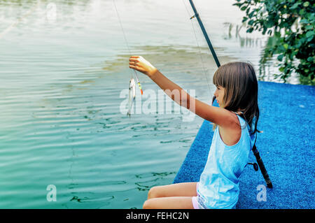 Kleines Mädchen, Angeln am Fluss Bojana in Montenegro Stockfoto