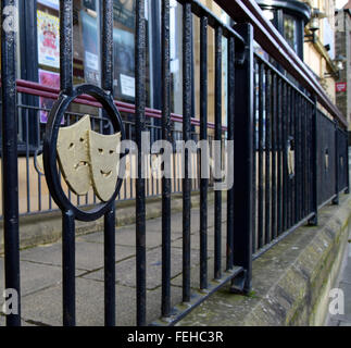 Geländer vor dem Schauspielhaus in Alnwick mit Komik und Tragik-logo Stockfoto