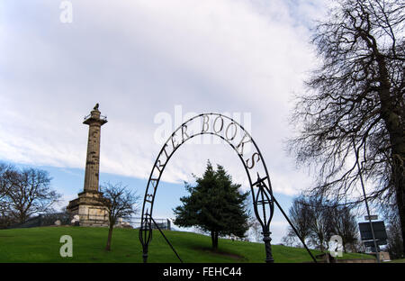 Barter Bücher Schild am Alnwick Northumberland mit der Löwen-Statue im Hintergrund Stockfoto