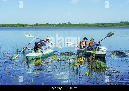 Frühling Fluss reisen Studenten Schulgruppe auf Kanus - Mai 2011. Stockfoto