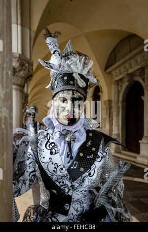 Eine Frau, die sich für den Karneval in Venedig, Venetien, Italien gekleidet Stockfoto