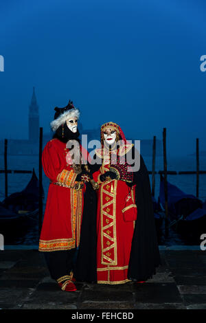 Zwei Leute gekleidet für den Karneval in Venedig, Venetien, Italien Stockfoto