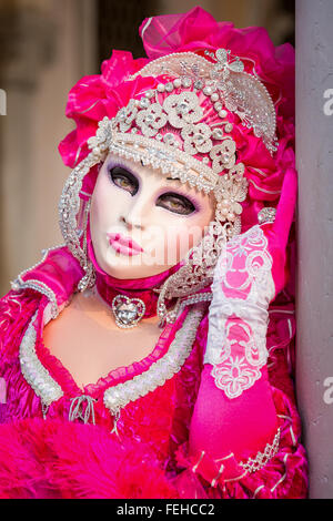 Eine Frau, die sich für den Karneval in Venedig, Venetien, Italien gekleidet Stockfoto