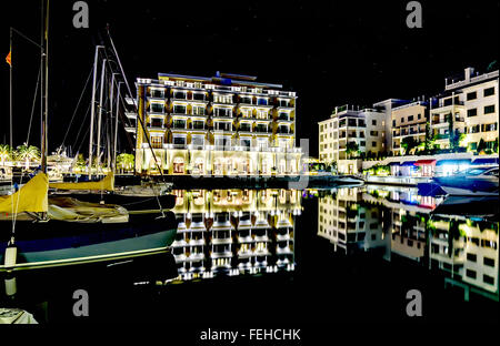 Hotel Regency in Marina Porto Montenegro in Tivat, Montenegro bei Nacht Stockfoto