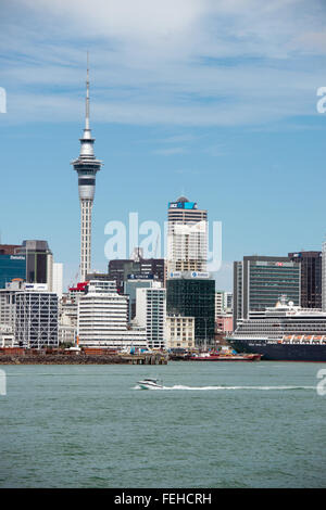 AUCKLAND, Neuseeland - 8. November 2015: View of Auckland Skyline vom Meer entfernt. Auckland hat eine der besten Städte der Welt bewertet Stockfoto