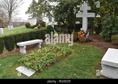 Das Grab des russischen Komponisten Sergei Rachmaninoff auf dem Kensico Cemetery in Valhalle, New York, USA, 22. November 2015. Der Körper des Künstlers, der Russland geflohen und starb 1943 als US-Bürger ist der Gegenstand eines bizarren Streits geworden. Nationalisten in Russland gefragt, die Rachmaninows Überreste zurückgegeben werden. Seine Familie wendet sich gegen diese Ansprüche. Foto: CHRIS MELZER/dpa Stockfoto