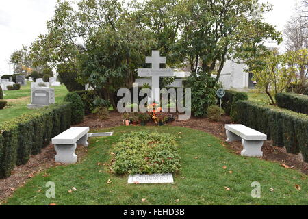 Das Grab des russischen Komponisten Sergei Rachmaninoff auf dem Kensico Cemetery in Valhalle, New York, USA, 22. November 2015. Der Körper des Künstlers, der Russland geflohen und starb 1943 als US-Bürger ist der Gegenstand eines bizarren Streits geworden. Nationalisten in Russland gefragt, die Rachmaninows Überreste zurückgegeben werden. Seine Familie wendet sich gegen diese Ansprüche. Foto: CHRIS MELZER/dpa Stockfoto