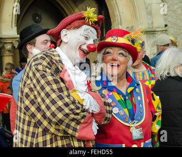 Hackney, London, UK. 7. Februar 2016. Weiblichen Clown Pip Witze mit einem Kollegen vor dem jährlichen Clown-Gottesdienst im Gedenken an Joseph Grimaldi war bei All Saints Church, Haggerston, Hackney im Londoner East End. Bildnachweis: Amanda Lewis/Alamy Live-Nachrichten Stockfoto