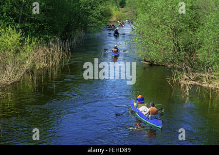 Frühling Fluss reisen Studenten Schulgruppe auf Kanus - Mai 2011. Stockfoto