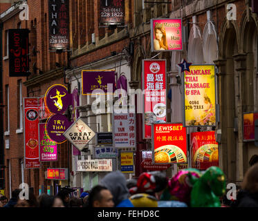 Chinesisches Neues Jahr beleuchtete business Zeichen in der Nacht. Signage Kneipen, Lounges, Massage, Spa, und Bars in Chinatown, Manchester, UK Stockfoto
