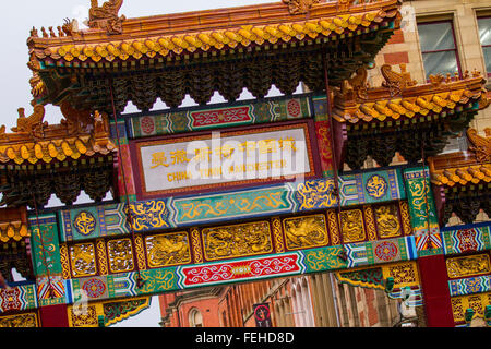 Das Wahrzeichen der chinesischen Skulpturen Imperial Arch, mit 200 Hand geschnitzte Drachen, Kennzeichnung der Eingang zu Chinatown, Manchester, UK Stockfoto