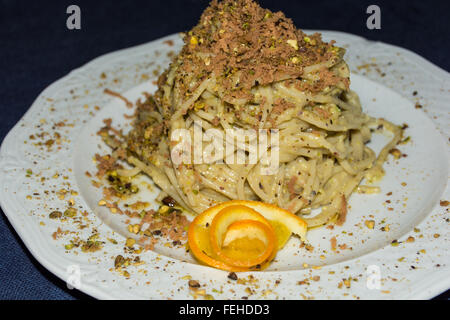 Schüssel mit Nudeln mit Meeresfrüchten und Pistazien. Typisch sizilianische Küche, die Tradition der mediterranen Ernährung. Stockfoto