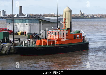 Liverpool Lotsenboot auf den Fluss Mersey in Liverpool Ufergegend mit Wallasey auf der anderen Seite des Flusses. Stockfoto