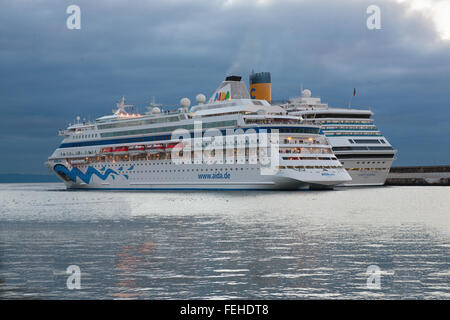 Zwei Kreuzfahrtschiffe angedockt in Funchal, Madeira Stockfoto