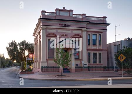 Historische Gebäude auf Lachlan Street Heu New South Wales Australien Westpac Bank Stockfoto