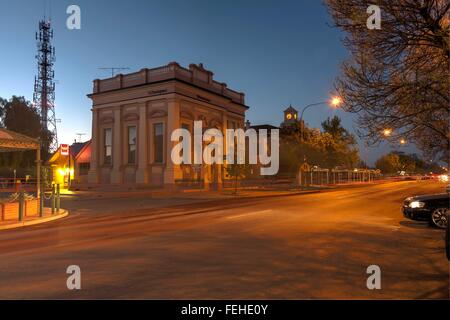 Sonnenuntergang über der historischen Westpac Bank aufbauend auf Lachlan Street Heu NSW Australia Stockfoto