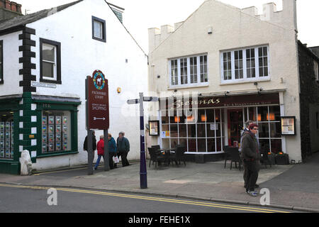 Menschen entlang der Hauptstraße von Keswick Stadt, Lake District National Park, Grafschaft Cumbria, England, UK Stockfoto