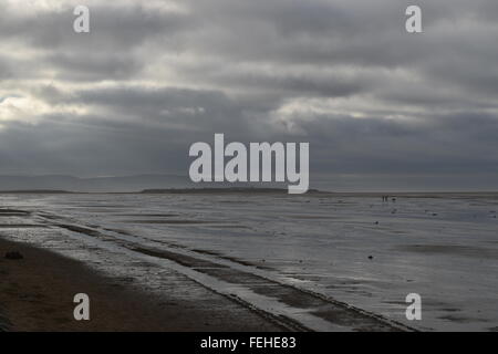 Blick von Hoylake Ufer in Richtung Hilbre Island an der Mündung des Dee Mündung mit North Wales Berge in der Ferne. Stockfoto