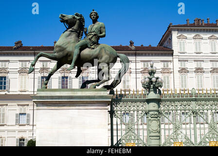 Reiterstandbild vor dem Königspalast in Turin Stockfoto