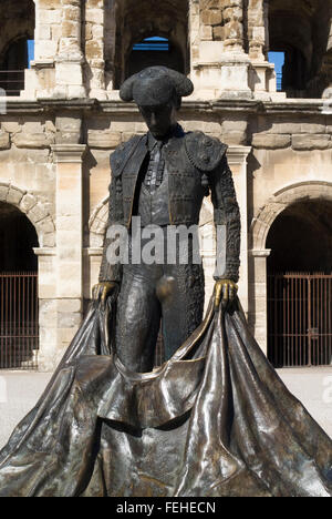 Bronzestatue des Matador Bull Fighter Nimeno II vor römischen Amphitheater in Nîmes, Frankreich Stockfoto