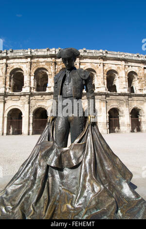 Bronzestatue des Matador Bull Fighter Nimeno II vor römischen Amphitheater in Nîmes, Frankreich Stockfoto