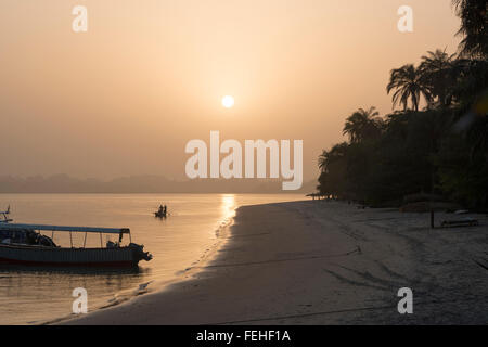 Sonnenuntergang in Ponta Anchaca Ferienort auf der Insel Rubané, Bijagos Inseln, Guinea Bissau Stockfoto