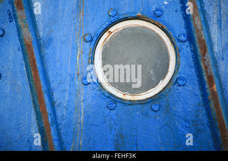 Detail von einem alten Passagierschiff mit einem Bullauge Stockfoto