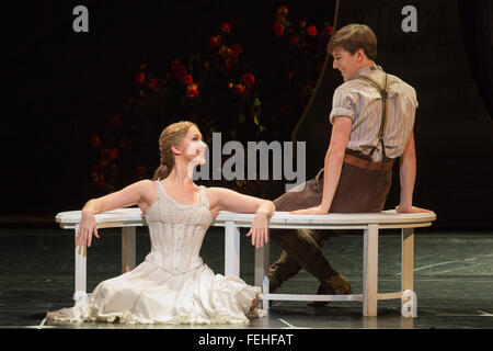 Ashley Shaw als Aurora und Dominic Norden als Leo. Matthew Bourne "Dornröschen", ein gotisches Romanze wird am Sadler es Wells aus 1. Dezember 2015 - 24. Januar 2016 durchgeführt. Stockfoto