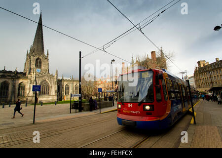 Ein Supertram Pausen an der Kathedrale zu stoppen außerhalb Sheffield Cathedral (Bild), Sheffield, South Yorkshire England Großbritannien Stockfoto