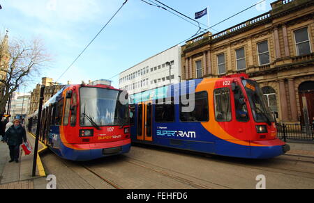 Supertrams anhalten an der Kathedrale Straßenbahnhaltestelle im Stadtzentrum von Sheffield, South Yorkshire England UK GB - 2016 Stockfoto