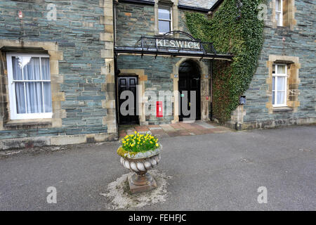 Fassade der alten Eisenbahn Station, Station Hotel, Keswick Stadt, Nationalpark Lake District, Cumbria County, England, UK Stockfoto