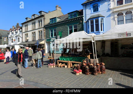 Menschen entlang der Hauptstraße von Keswick Stadt, Lake District National Park, Grafschaft Cumbria, England, UK Stockfoto