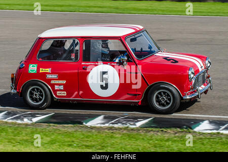 1964 Austin Mini Cooper S ist im Besitz der BMW Group und wurde von Leopold Prinz von Bayern beim Goodwood Revival 2015 gefahren Stockfoto