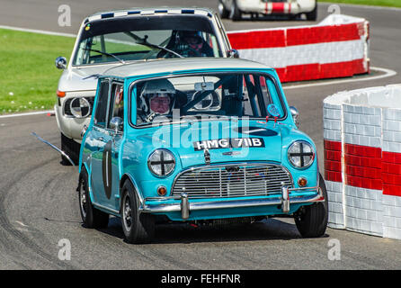 1964 Austin Mini Cooper S ist im Besitz von Jason Stanley und wurde 2015 von Rauno Aaltonen beim Goodwood Revival gefahren Stockfoto