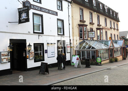 Menschen entlang der Hauptstraße von Keswick Stadt, Lake District National Park, Grafschaft Cumbria, England, UK Stockfoto