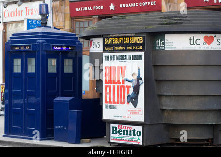 Doctor Who Tardis materialisiert sich in Earls Court London Stockfoto