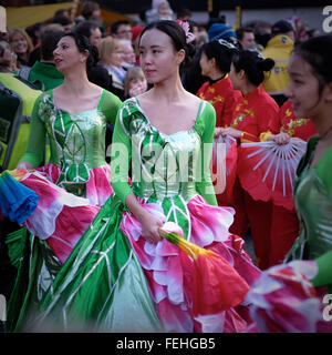 Chinesisches Neujahrsfest in Manchester. Eine Frau an der Parade teilnehmen. Stockfoto