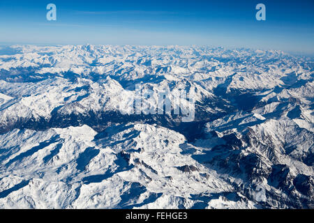 Cockpit-Ansicht des Mont Blanc, fliegen über die französischen und italienischen Alpen. Stockfoto