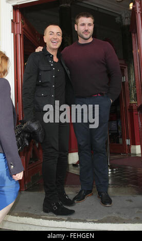 London, UK, 28. Mai 2015: Julien Macdonald (L) und Ben Cohen besuchen die "Puttin ' On The Ritz: UK-Tour - Medien-Nacht am N Stockfoto