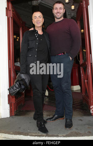 London, UK, 28. Mai 2015: Julien Macdonald (L) und Ben Cohen besuchen die "Puttin ' On The Ritz: UK-Tour - Medien-Nacht am N Stockfoto