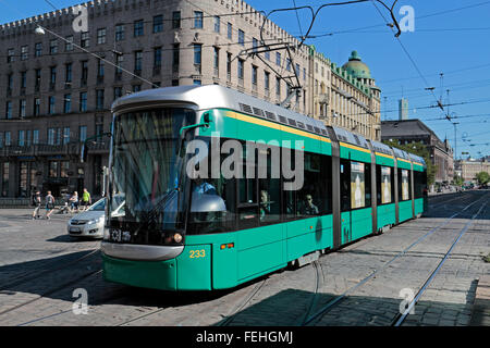 Die Nr. 7A elektrische Straßenbahn betrieben von HSL (Helsingin Seudun Liikenne) in Helsinki, Finnland. Stockfoto