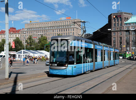 Die Nr. 6 t elektrische Straßenbahn betrieben von HSL (Helsingin Seudun Liikenne) in Helsinki, Finnland. Stockfoto